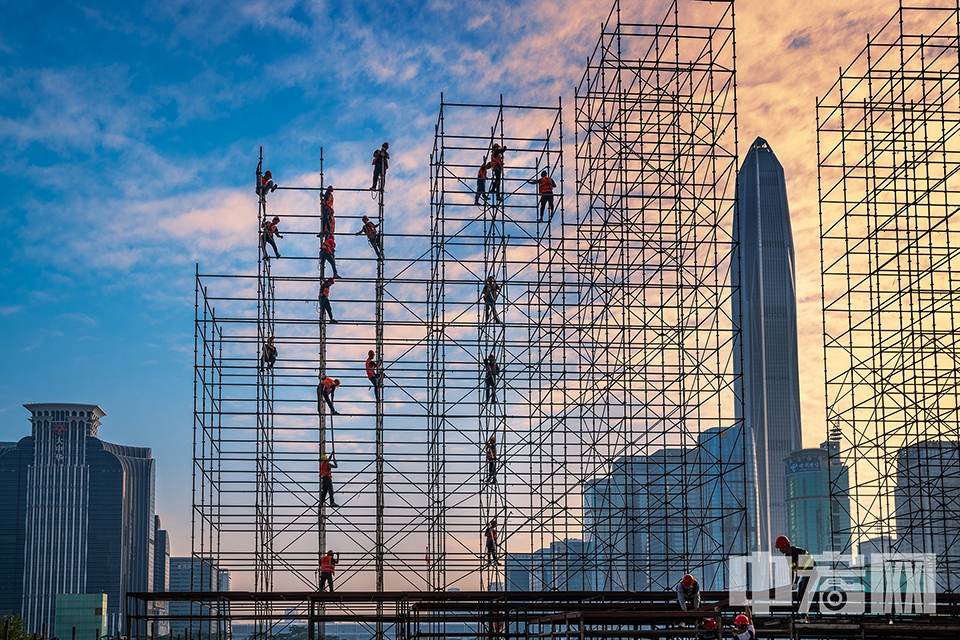 相机组二等奖《建设大湾区》 作者 韩家新
拍摄于深圳市民中心，表现了建设者在高空作业，建设大湾区。