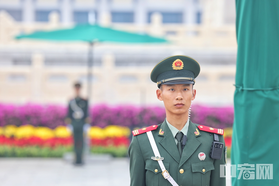 国庆长假期间，每天都有来自全国各地的数万群众齐聚天安门广场。为了保证人民群众的安全，武警北京总队执勤第一支队的官兵们值守在人流密集区域的安检口、地下通道、金水桥、故宫博物院入口等重点位置，有效对人员密集区域进行快速疏导，确保游客安全参观游览，并耐心地为游客们解答问题。陈硕 摄