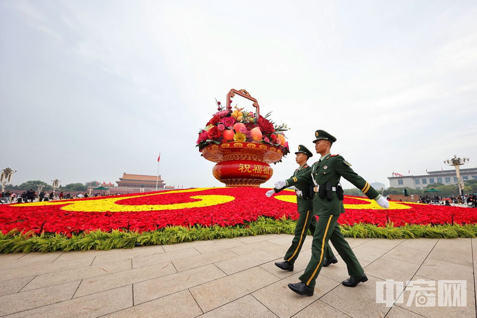 国庆长假期间，每天都有来自全国各地的数万群众齐聚天安门广场。为了保证人民群众的安全，武警北京总队执勤第一支队的官兵们值守在人流密集区域的安检口、地下通道、金水桥、故宫博物院入口等重点位置，有效对人员密集区域进行快速疏导，确保游客安全参观游览，并耐心地为游客们解答问题。陈硕 摄