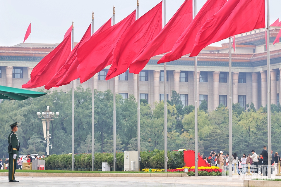 国庆长假期间，每天都有来自全国各地的数万群众齐聚天安门广场。为了保证人民群众的安全，武警北京总队执勤第一支队的官兵们值守在人流密集区域的安检口、地下通道、金水桥、故宫博物院入口等重点位置，有效对人员密集区域进行快速疏导，确保游客安全参观游览，并耐心地为游客们解答问题。陈硕 摄