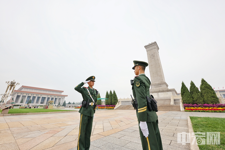 国庆长假期间，每天都有来自全国各地的数万群众齐聚天安门广场。为了保证人民群众的安全，武警北京总队执勤第一支队的官兵们值守在人流密集区域的安检口、地下通道、金水桥、故宫博物院入口等重点位置，有效对人员密集区域进行快速疏导，确保游客安全参观游览，并耐心地为游客们解答问题。陈硕 摄