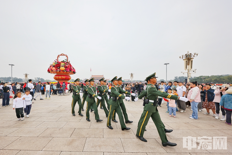 国庆长假期间，每天都有来自全国各地的数万群众齐聚天安门广场。为了保证人民群众的安全，武警北京总队执勤第一支队的官兵们值守在人流密集区域的安检口、地下通道、金水桥、故宫博物院入口等重点位置，有效对人员密集区域进行快速疏导，确保游客安全参观游览，并耐心地为游客们解答问题。陈硕 摄