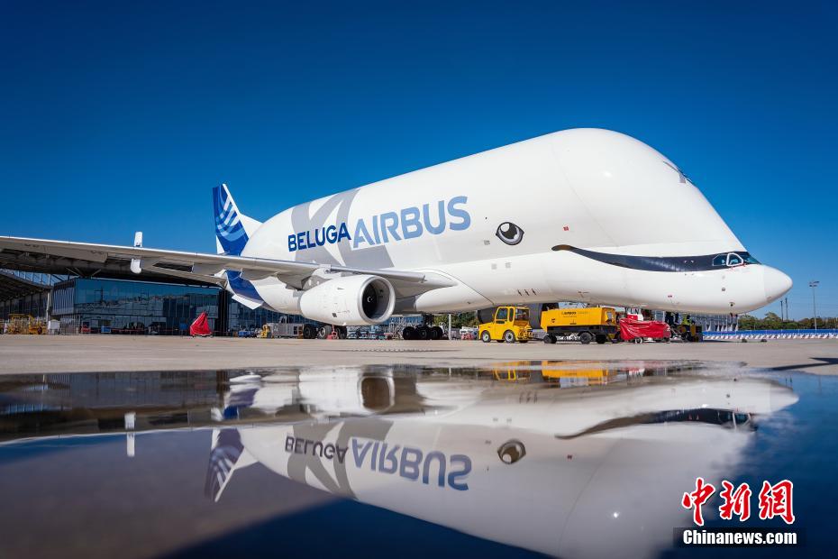 10月10日凌晨，空客“超级大白鲸”（BelugaXL）运输机顺利飞抵天津滨海国际机场，这是“超级大白鲸”运输机首次造访中国，也是其首次执行欧洲以外的运输任务。空客中国 供图