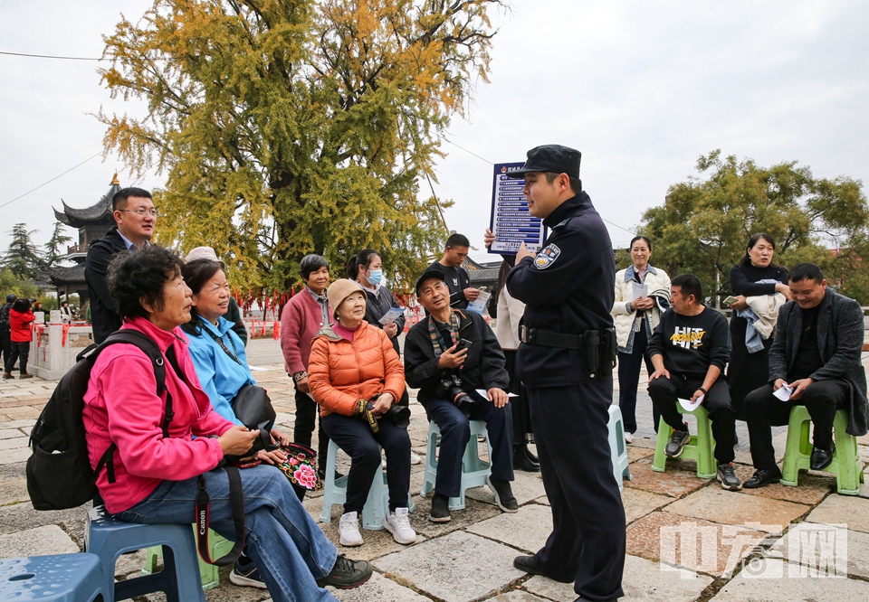 立冬以来，山东省临沂市郯城县新村银杏开发区三千年古银杏树一片金黄，吸引大批游客前来拍照打卡。郯城县公安局新村派出所民警结合景区游客增多的实际，积极开展“反诈宣传进景区”活动，有效提高了景区游客的防诈安全意识。 李结义 摄