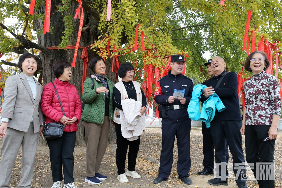 立冬以来，山东省临沂市郯城县新村银杏开发区三千年古银杏树一片金黄，吸引大批游客前来拍照打卡。郯城县公安局新村派出所民警结合景区游客增多的实际，积极开展“反诈宣传进景区”活动，有效提高了景区游客的防诈安全意识。 李结义 摄