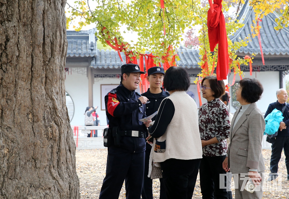 立冬以来，山东省临沂市郯城县新村银杏开发区三千年古银杏树一片金黄，吸引大批游客前来拍照打卡。郯城县公安局新村派出所民警结合景区游客增多的实际，积极开展“反诈宣传进景区”活动，有效提高了景区游客的防诈安全意识。 李结义 摄