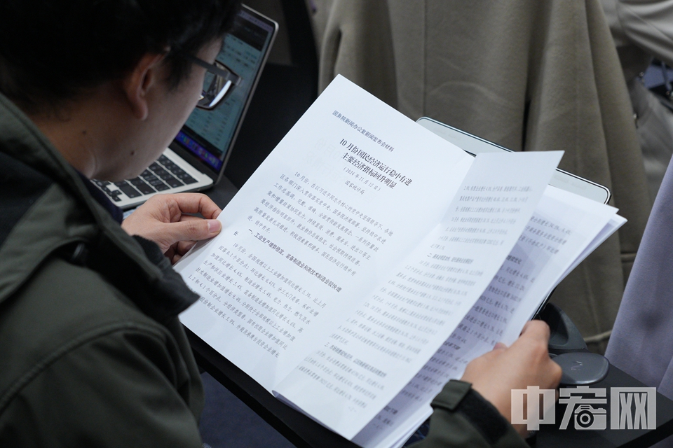 10月份，貨物進出口總額37007億元，同比增長4.6%，比上月加快3.9個百分點。其中，出口21899億元，增長11.2%；進口15108億元，下降3.7%。1-10月份，貨物進出口總額360219億元，同比增長5.2%。其中，出口208028億元，增長6.7%；進口152191億元，增長3.2%。 中宏網(wǎng)記者 富宇 攝