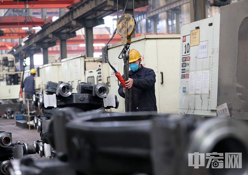 12月14日，工人在山東省臨沂市沂河新區(qū)山東新達重工機械有限公司車間工作。 李結(jié)義 攝