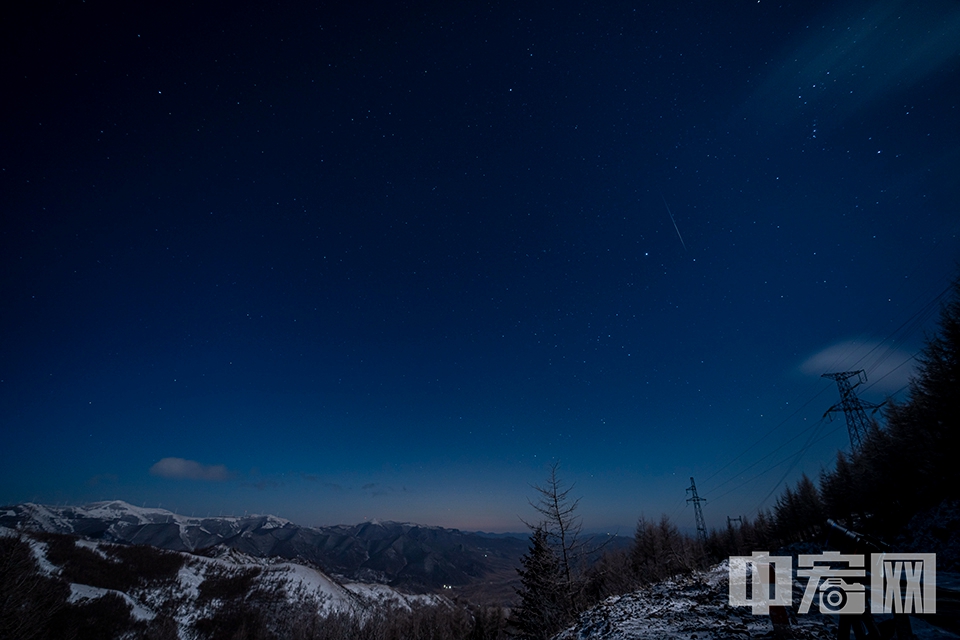 12月14日凌晨，流星划过夜空。 桑浥 摄