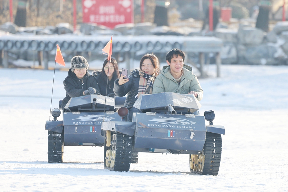 市民在圓明園歡樂冰雪季上駕駛“雪地坦克”。