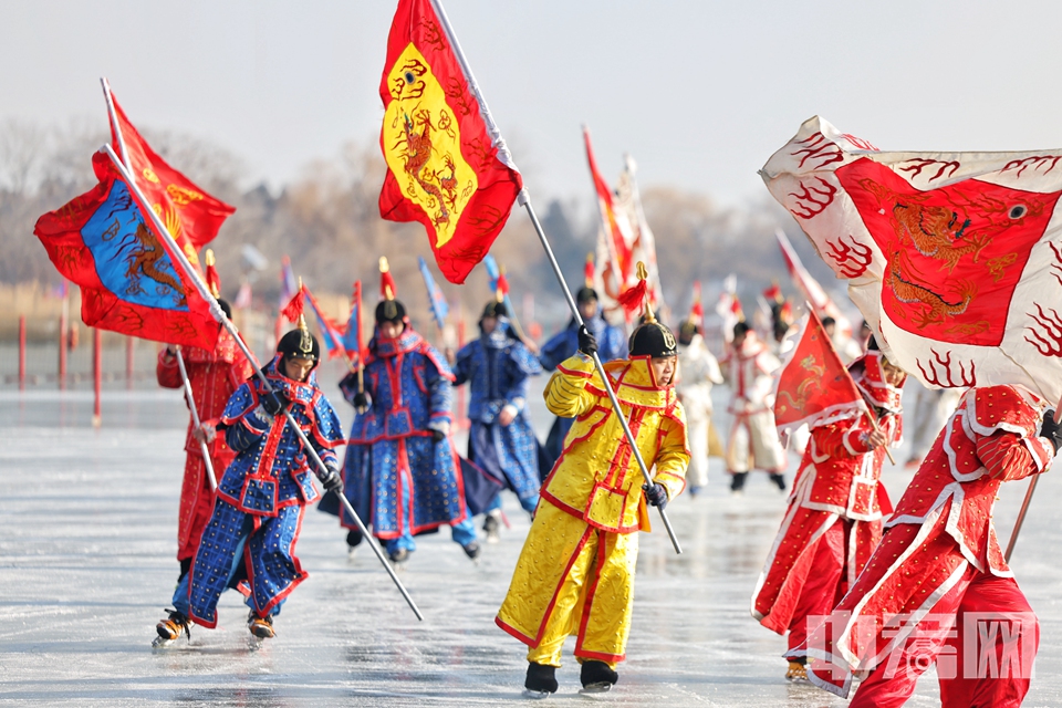 圆明园欢乐冰雪季上的冰嬉表演。