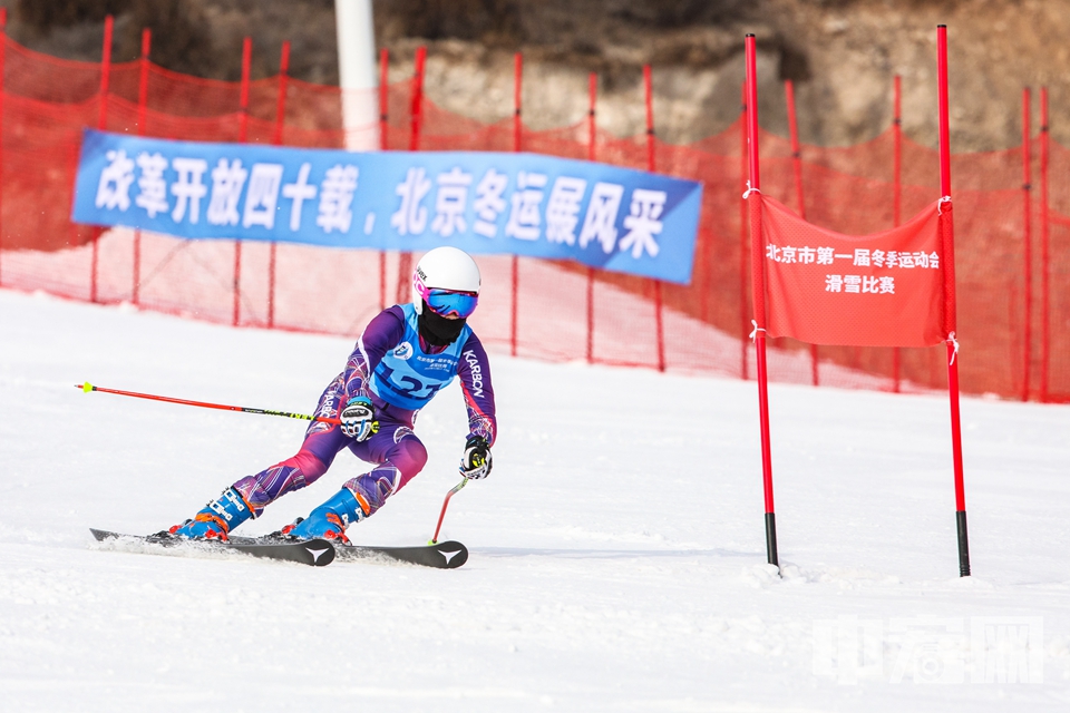 北京市第一屆冬運會滑雪比賽現(xiàn)場，運動員爭分奪秒。 桑浥 攝