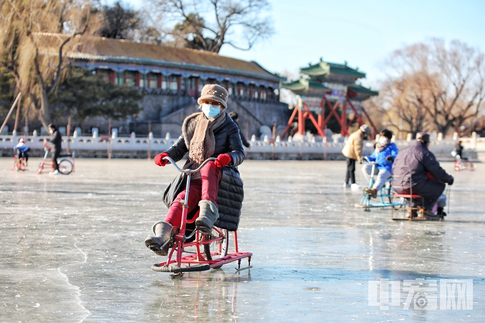 市民在北海公園冰場滑冰車。