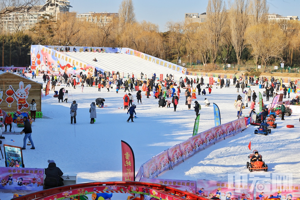 市民在紫竹院公園歡樂冰雪季上游玩。