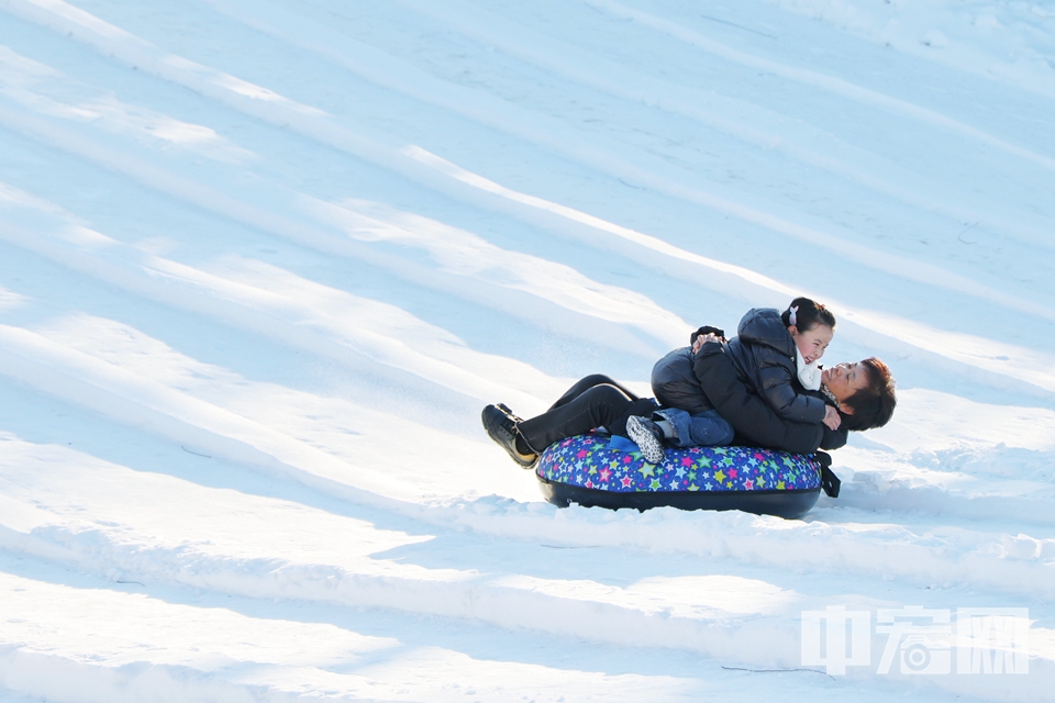 玉渊潭公园第十六届冰雪嘉年华现场。 陈硕 摄