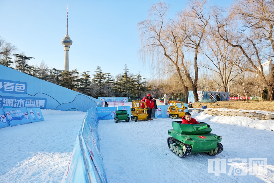 游客只需购买50元/人的入场门票，即可免费畅玩12个项目，包括雪地悠波球、雪地小坦克、赏樱小火车、雪地转转、儿童充气城堡、亲子过山车、雪地跷跷板、雪地传音筒、雪上小兔荡船、雪地黄包车、雪地迷宫、自由戏雪。 陈硕 摄