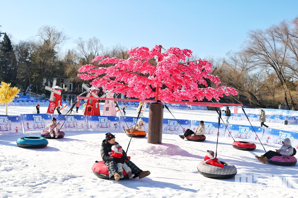 12月27日，“快樂冰雪 相約紫竹”紫竹院公園第八屆歡樂冰雪季活動拉開帷幕。公園延續(xù)了2.7萬平方米的雪場面積，并在保留深受市民喜愛的冰滑梯、雪上飛碟等經(jīng)典冰雪娛樂項目的基礎(chǔ)上，新增了雪地斗牛項目，還特別引入了企鵝觀賞項目，為冰雪季增添了更多歡樂與趣味。陳碩 攝