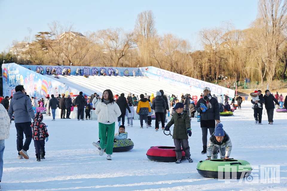 12月30日，市民在“快樂(lè)冰雪 相約紫竹”紫竹院公園第八屆歡樂(lè)冰雪季游玩。 陳碩 攝