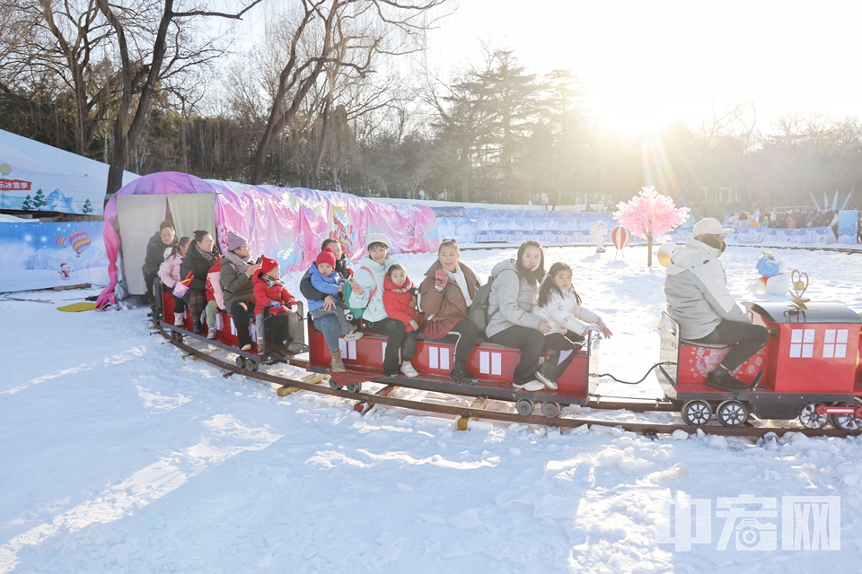 12月30日，市民在“快樂冰雪 相約紫竹”紫竹院公園第八屆歡樂冰雪季游玩。 陳碩 攝