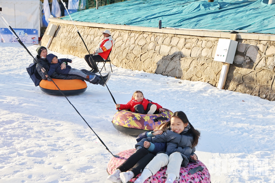 12月30日，市民在“快樂冰雪 相約紫竹”紫竹院公園第八屆歡樂冰雪季游玩。 陳碩 攝