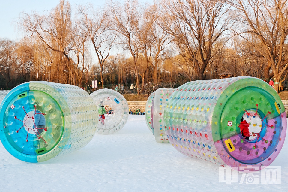 12月30日，市民在“快樂冰雪 相約紫竹”紫竹院公園第八屆歡樂冰雪季游玩。 陳碩 攝