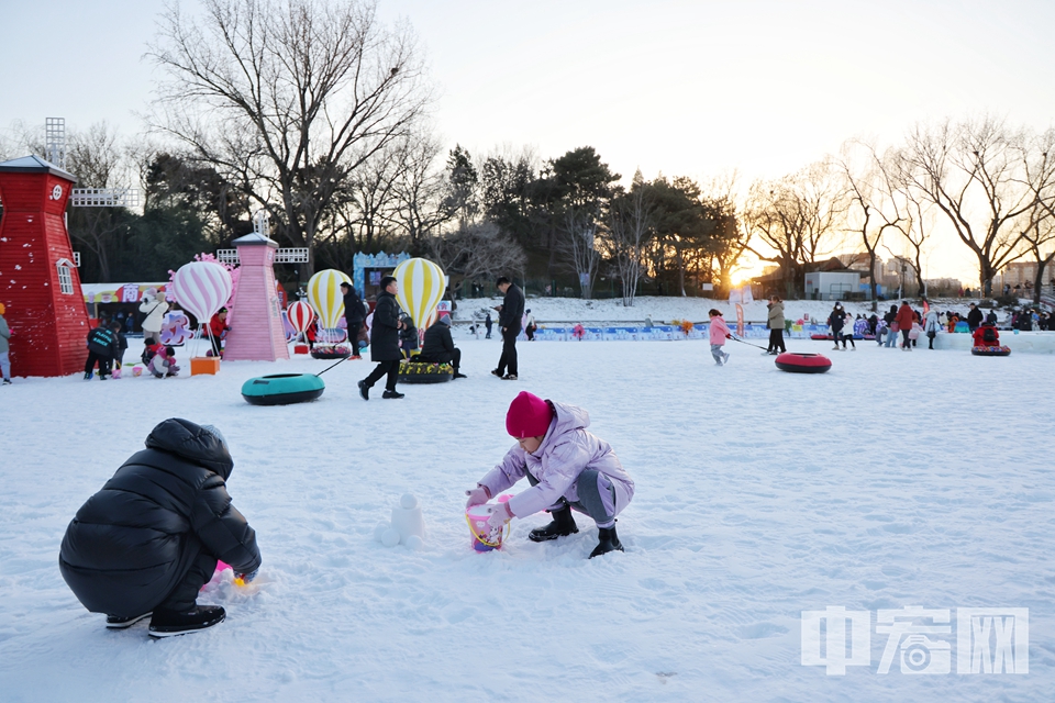 12月30日，市民在“快樂冰雪 相約紫竹”紫竹院公園第八屆歡樂冰雪季游玩。 陳碩 攝