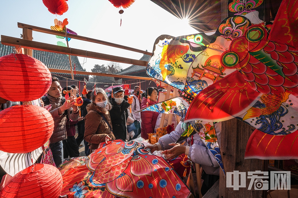 2024年2月13日，北京地壇廟會上濃濃的年味吸引著市民。 中宏網(wǎng)記者 富宇 攝