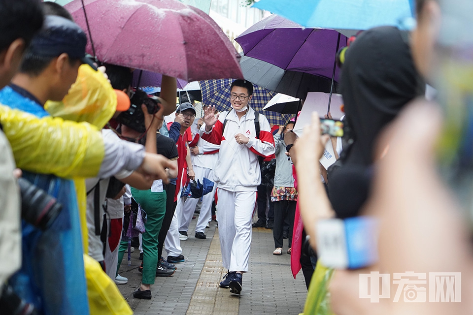 2024年6月7日，2024年北京高考正式拉開帷幕，6.72萬名考生走進105個考點參加考試。 中宏網記者 康書源 攝