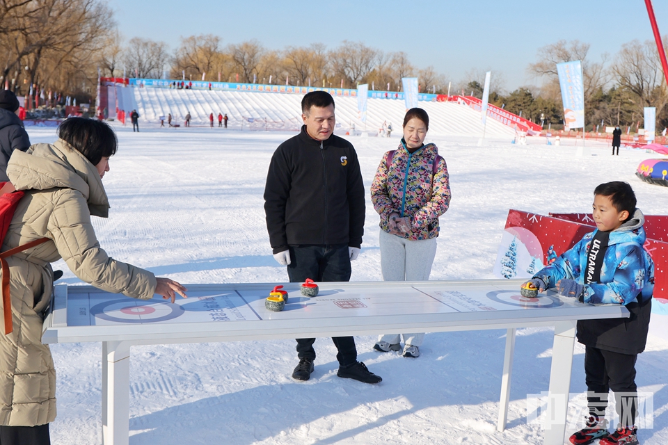 本周末，2025年圆明园第四届欢乐冰雪季为广大市民和游客带来一场集趣味、文化、运动于一体的冰雪狂欢。 据了解，今年欢乐冰雪季为游客打造一个别具特色的冰雪乐园，雪场活动区域设置在松风萝月湖，面积约22000平方米，为游客提供了更广阔的活动空间。雪场内搭建了一座长32米，宽80米，高6米的雪圈滑道，共46条滑道，最多可供46人同时滑行。此外，今年雪场内除设有雪地悠波球、雪地小火车、雪地转转等趣味项目外，创新增加了冰壶体验区，冰壶被喻为冰上的“国际象棋”，既考验参与者的体能与脑力，也是展现动静之美，取舍之智的好机会，更能让游客充分感受冬奥项目的魅力，增加冰雪季的趣味性和互动性。陈硕 摄