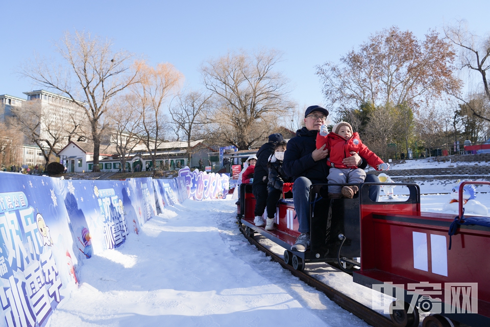 游客乘坐雪地小火车。 中宏网记者 富宇 摄