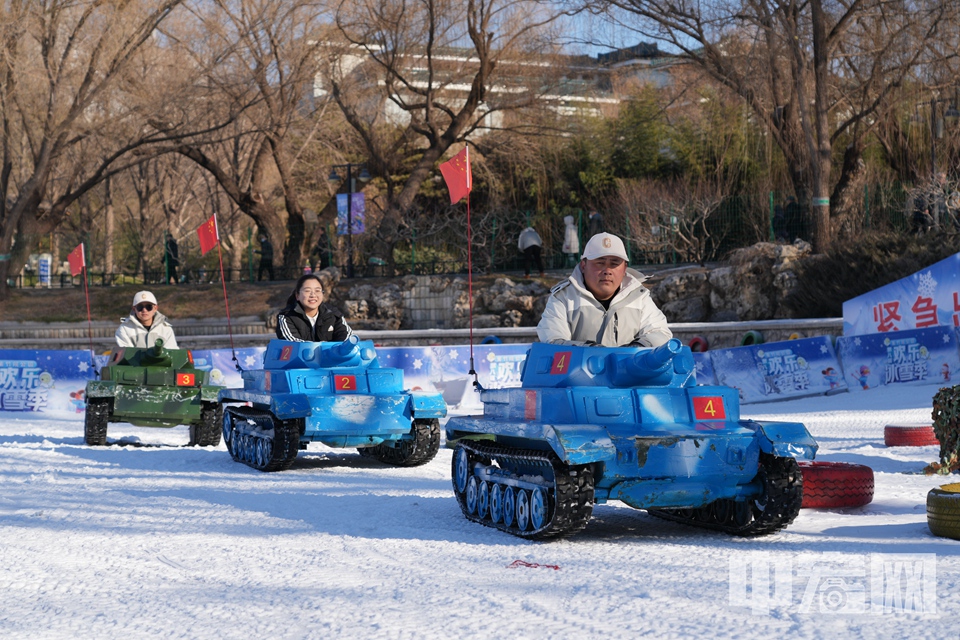 游客驾驶雪地坦克。 中宏网记者 富宇 摄