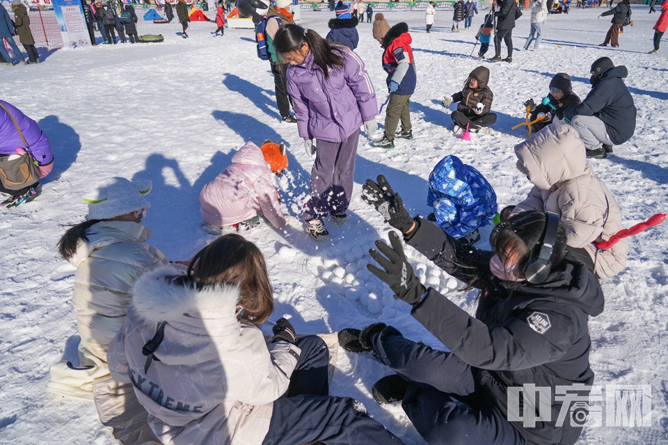 游客盡情戲雪。 中宏網(wǎng)記者 富宇 攝