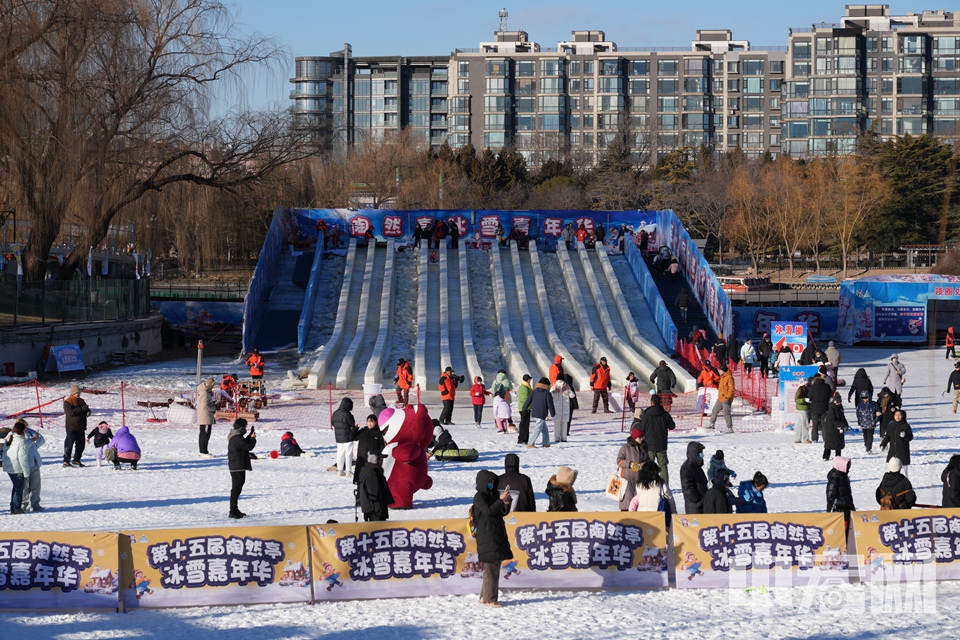 盡管是工作日，陶然亭公園冰雪嘉年華依舊吸引了不少游客。 中宏網(wǎng)記者 富宇 攝