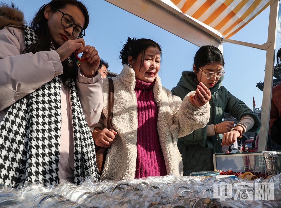 春节临近，山东省临沂市郯城县马头古镇游人如织，“逛千年古镇·赶沂蒙大集”我们的节日——春节系列活动精彩纷呈，游客赶大集、品美食、赏民俗，现场体验浓浓的年味。 李结义 摄