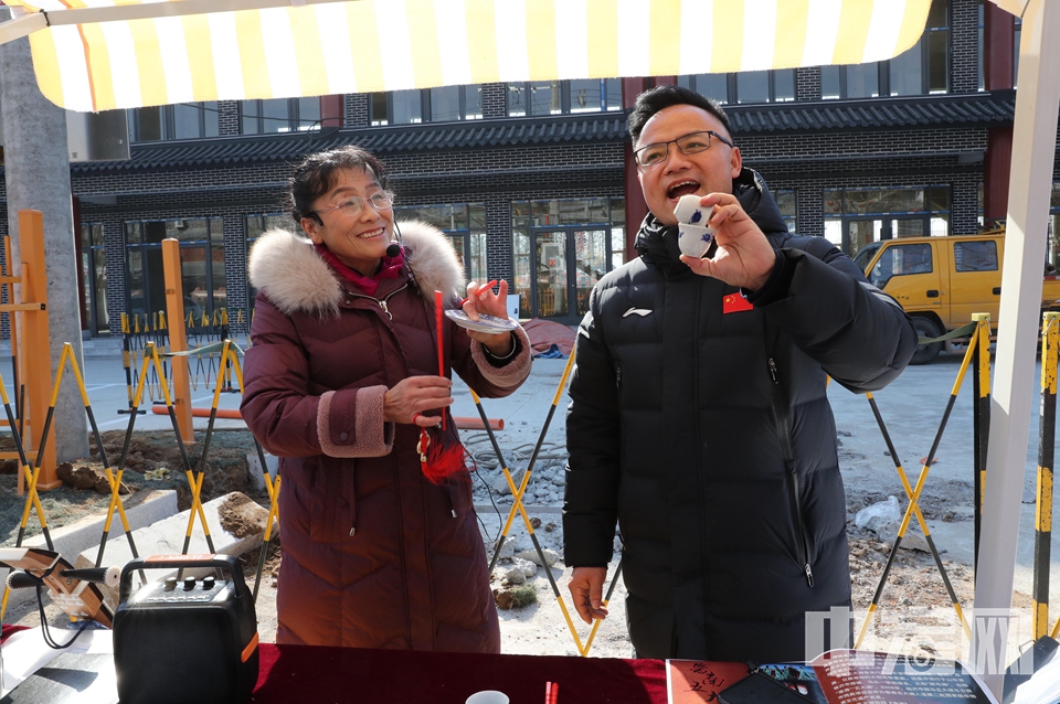 春节临近，山东省临沂市郯城县马头古镇游人如织，“逛千年古镇·赶沂蒙大集”我们的节日——春节系列活动精彩纷呈，游客赶大集、品美食、赏民俗，现场体验浓浓的年味。 李结义 摄