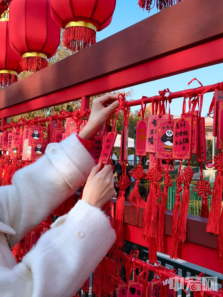 临近春节，北京环球度假区已进入“环球中国年”时间。1月20日，北京环球度假区内处处可见春节元素，节日气氛拉满。 张帆 摄
