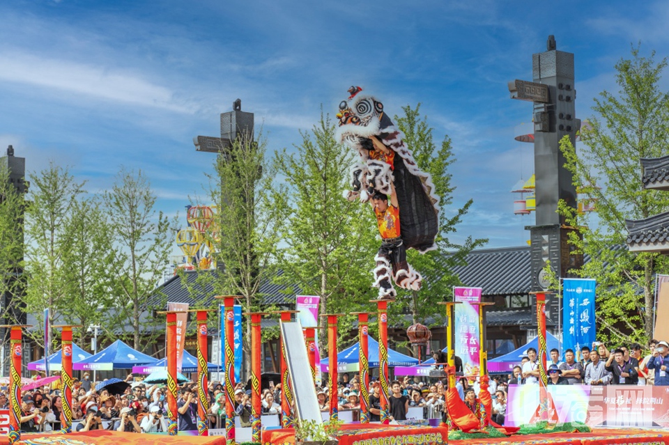 《舞獅騰龍》（組照） 陳建軍 攝