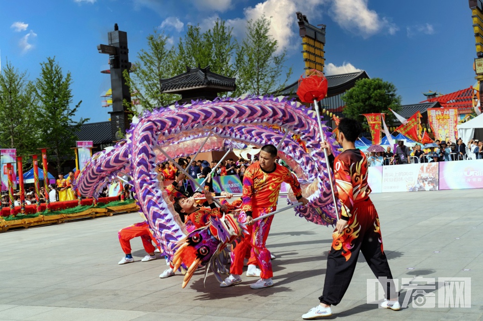 《舞獅騰龍》（組照） 陳建軍 攝