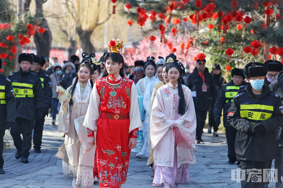 1月29日至2月4日，大观园庙会拉开帷幕。今年红楼庙会打造全域沉浸式游园新体验。大观园春节版“太虚幻境”惊艳登场。每日上午10点，贾宝玉引领着金陵十二钗等角色，从南门徐徐向大殿舞台前行。一路上，他们以才情为笔，以诗词为墨，吟诗作对。生动再现了贾府鼎盛时期阖家欢聚的热闹场景，仿若穿越时空，亲身感受经典文学中的动人时刻。陈硕 摄