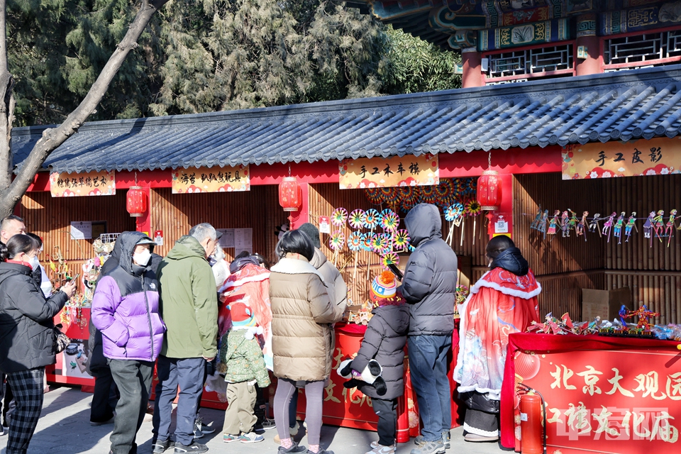 1月29日至2月4日，大观园庙会拉开帷幕。今年红楼庙会打造全域沉浸式游园新体验。大观园春节版“太虚幻境”惊艳登场。每日上午10点，贾宝玉引领着金陵十二钗等角色，从南门徐徐向大殿舞台前行。一路上，他们以才情为笔，以诗词为墨，吟诗作对。生动再现了贾府鼎盛时期阖家欢聚的热闹场景，仿若穿越时空，亲身感受经典文学中的动人时刻。陈硕 摄