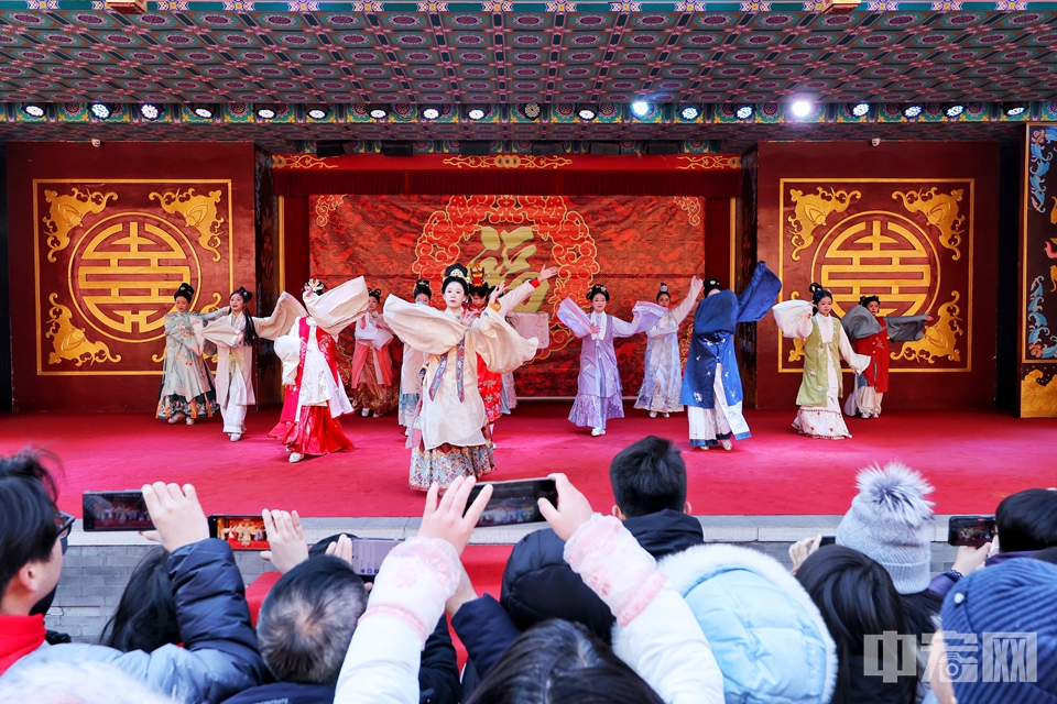 1月29日至2月4日，大观园庙会拉开帷幕。今年红楼庙会打造全域沉浸式游园新体验。大观园春节版“太虚幻境”惊艳登场。每日上午10点，贾宝玉引领着金陵十二钗等角色，从南门徐徐向大殿舞台前行。一路上，他们以才情为笔，以诗词为墨，吟诗作对。生动再现了贾府鼎盛时期阖家欢聚的热闹场景，仿若穿越时空，亲身感受经典文学中的动人时刻。陈硕 摄