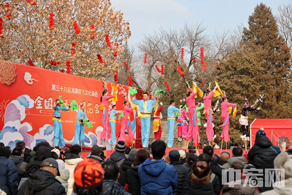 此外，在龙潭庙会的舞台上，多支北方民间艺术队伍竞相亮相，演出精彩不断，赢得满堂喝彩。 陈硕 摄