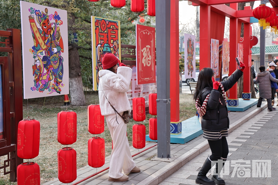 熱鬧的北京龍潭廟會。 陳碩 攝