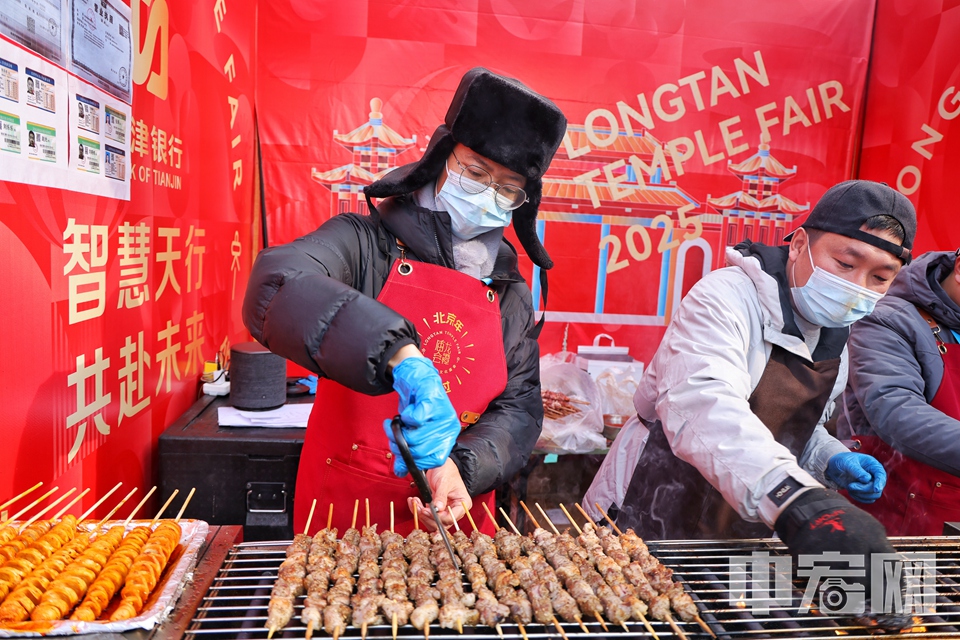 售卖烤羊肉串的摊位。 陈硕 摄