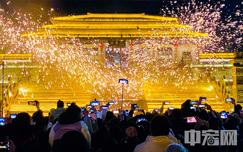 1月29日，人们在山东省临沂市郯城县郯国古城景区观看非遗打铁花。 李结义 摄