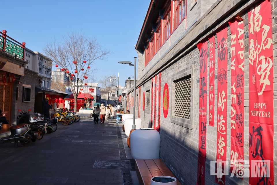 近些年來(lái)，北京探索實(shí)施“白塔寺再生計(jì)劃”，白塔下的胡同，通過(guò)街道、社區(qū)的模式創(chuàng)新，進(jìn)行著微妙的更新。 張宗蕓 攝