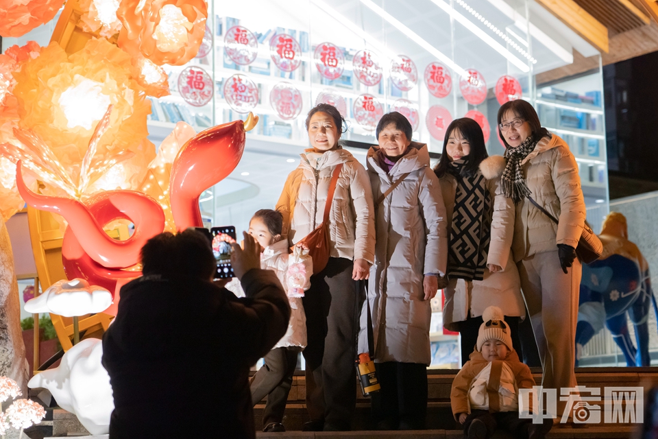 2月12日，农历正月十五元宵节，北京模式口大街灯火璀璨，吸引众多民众游览打卡。