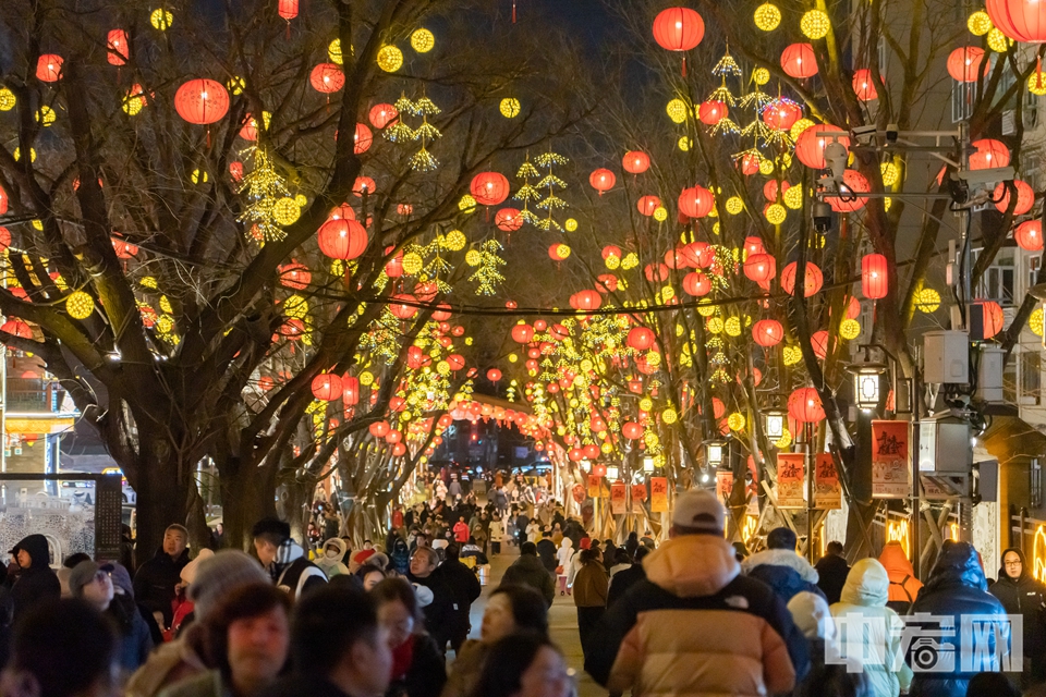 2月12日，农历正月十五元宵节，北京模式口大街灯火璀璨，吸引众多民众游览打卡。