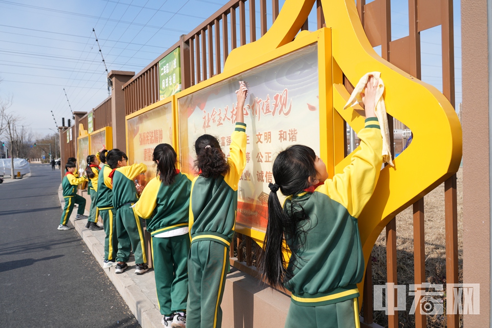 随着3月5日学雷锋纪念日的临近，北京各中小学都开展了多种多样的学习雷锋精神活动。在北京昌平区一所小学，学生们正在义务劳动。