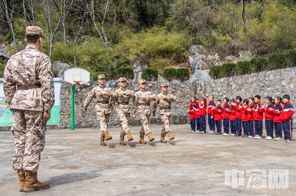 武警官兵为学生展示队列训练。（张辰飞 摄）.jpg